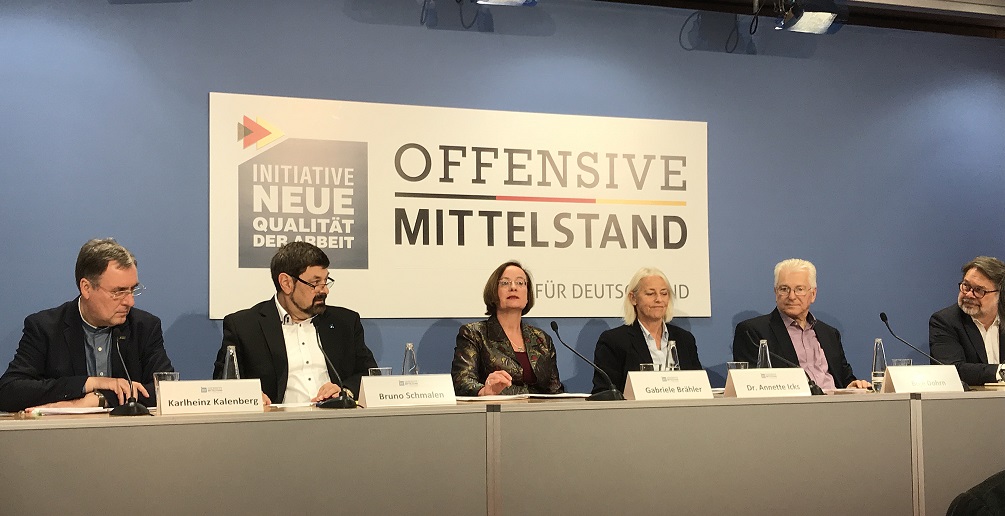 Vor der Bundespresskonferenz gaben die Vertreter der Offensive Mittelstand Auskunft über die neuen Hilfsmittel